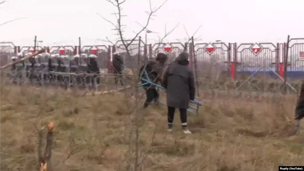 Kao odgovor na krizu, Poljska, Latvija i Litva, ojačale su svoje granice s Bjelorusijom. (na fotografiji: migranti pokušavaju da probiju granicu sa Poljskom, 16. novembar)