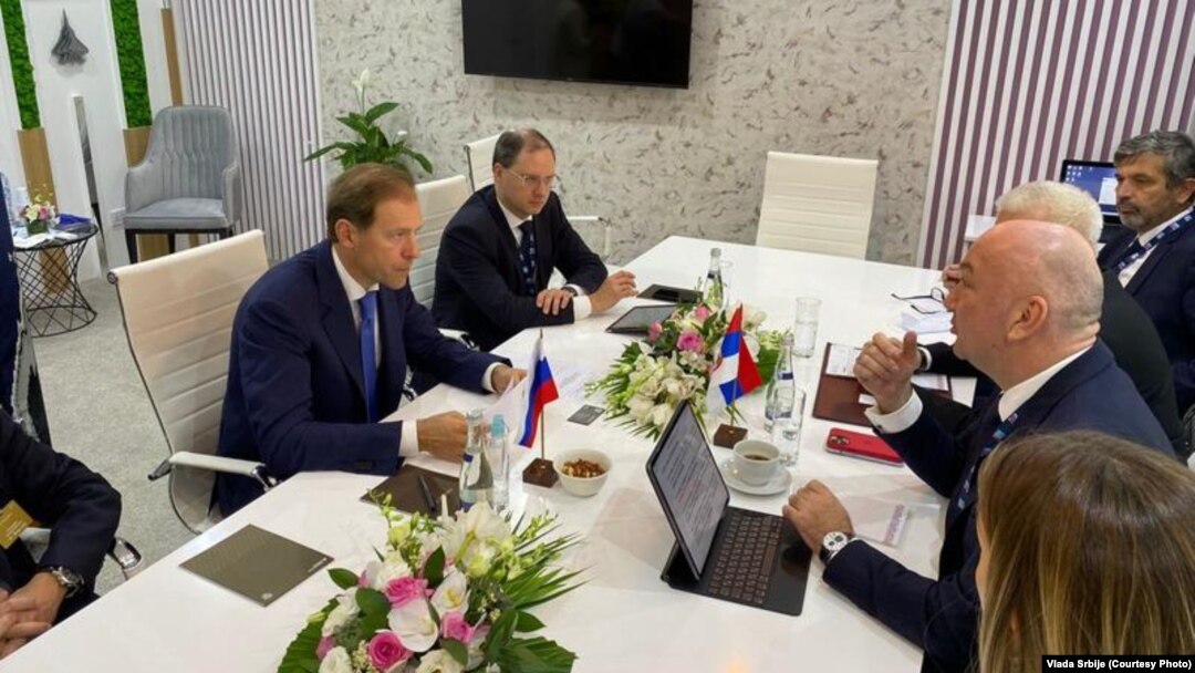 Ministar bez portfelja u Vladi Srbije Nenad Popović (D) na sastanku sa ministrom industrije i trgovine Rusije Denisom Manturovim u Dubaiju, 15. novembar 2021.