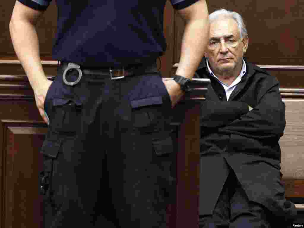 SAD - Čelni čovjek Međunarodnog monetarnog fonda Dominique Strauss-Kahn je optužen za pokušaj seksualnog napada sobarice hotela u kojem je odsjeo, 16.05.2011. Foto: Reuters /Shannon Stapleton