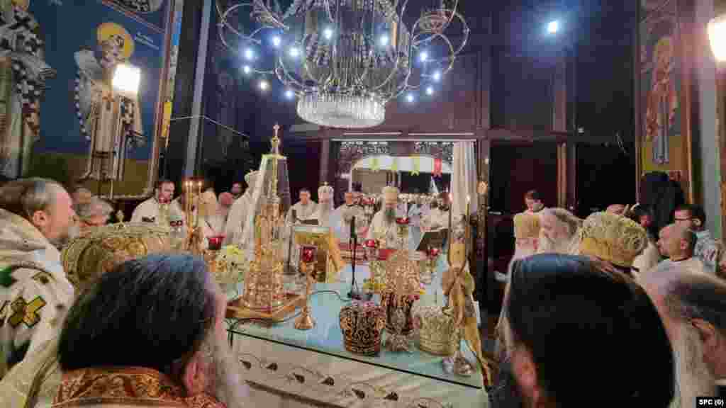 Zajednička liturgija 24. maja je nastavak otopljavanja odnosa dve crkve, započetog zajedničkom liturgijom 19. maja u hramu Sv. Save u Beogradu. (na fotografiji: služenje Svete arhijerejske liturgije u Crkvi Svetog Klimenta Ohridskog, Skoplje, 24. maj)