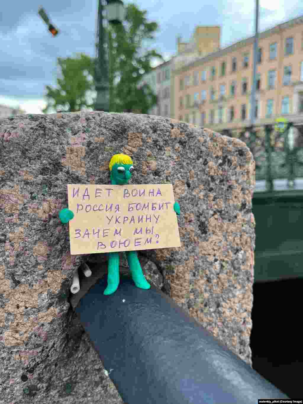 Фигура, установленная рядом с одним из каналов Санкт-Петербурга, напоминает прохожим: «Идет война. Россия бомбит Украину. Зачем мы воюем?» 
