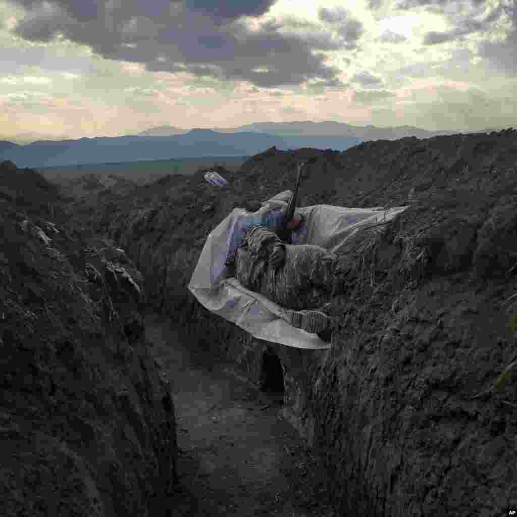 «Солдат, який відпочиває». Солдат, який лежить в окопі, підклавши під себе шматок пластику, в північно-східній частині Сюніка, поблизу села Неркін Хндзореск, Вірменія, 31 жовтня 2020 року. Сучасні проблеми: третя премія в одиночному розряді – Вагінак Казарян