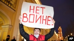 За даними правозахисників, 24, 25 та 26 лютого силовики по всій Росії затримали понад три тисячі людей