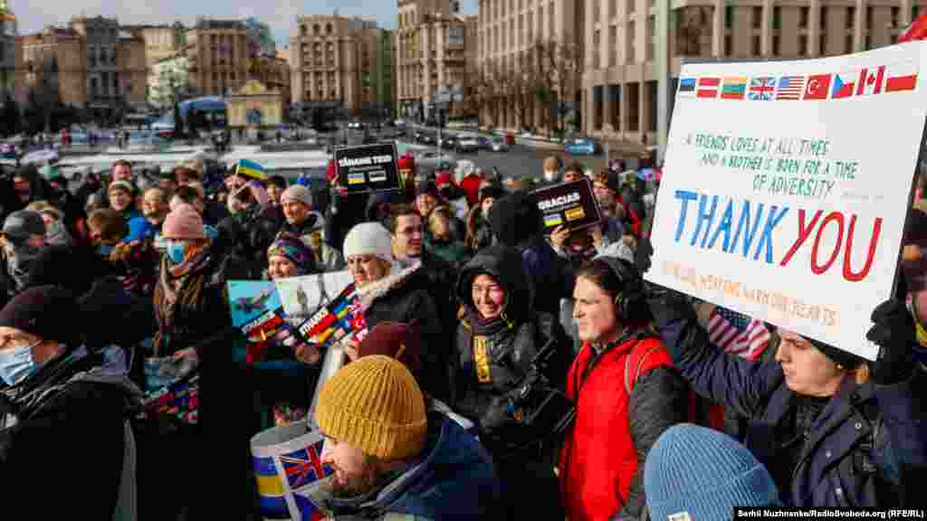 Учасники акції тримали у руках плакати, зокрема із словами «Thank you», «Your cool weapons warm our hearts», «Thanks friends»