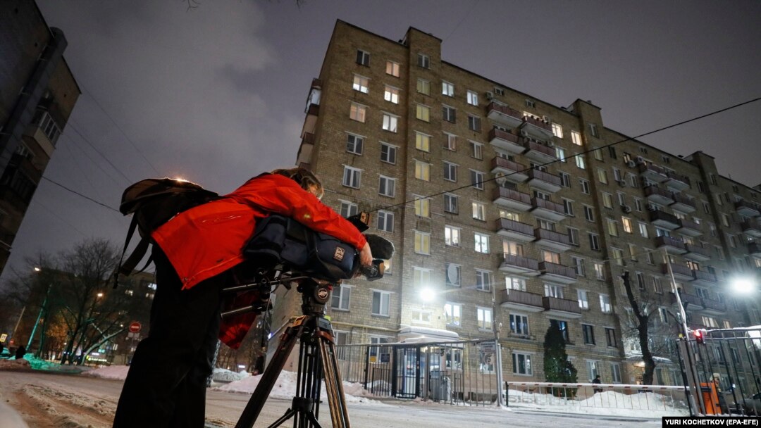 Snimatelj ispred zgrade u kojoj je sedište dopisništva nemačkog medija Dojče Vele (DW) u Moskvi. Moskva je 3. februara naredila zatvaranje dopisništva.
