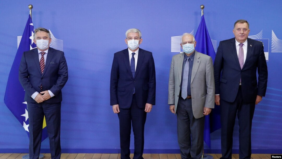 Članovi Predsedništva BiH Željko Komšić (prvi s leva), Šefik Džaferović (u sredini) i Milorad Dodik (prvi s desna) sa visokim predstavnikom EU za spoljnu i bezbednosnu Josepom Borrellom u Briselu, 30. septembar 2020.