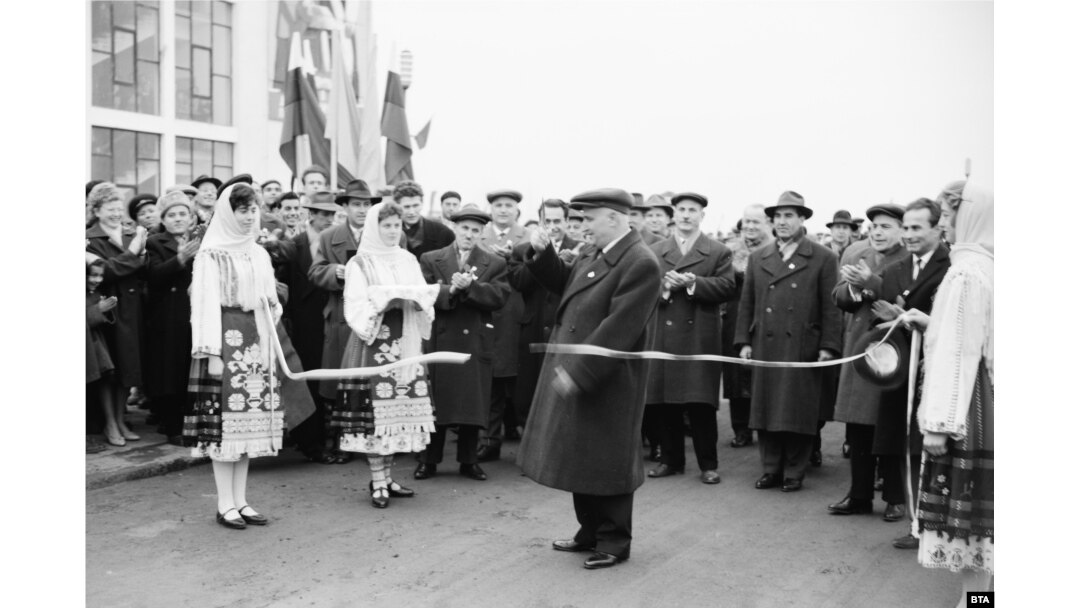 Liderul comunist bulgar, Todor Jivkov, a deschis oficial rafinăria din Burgas în 1963.