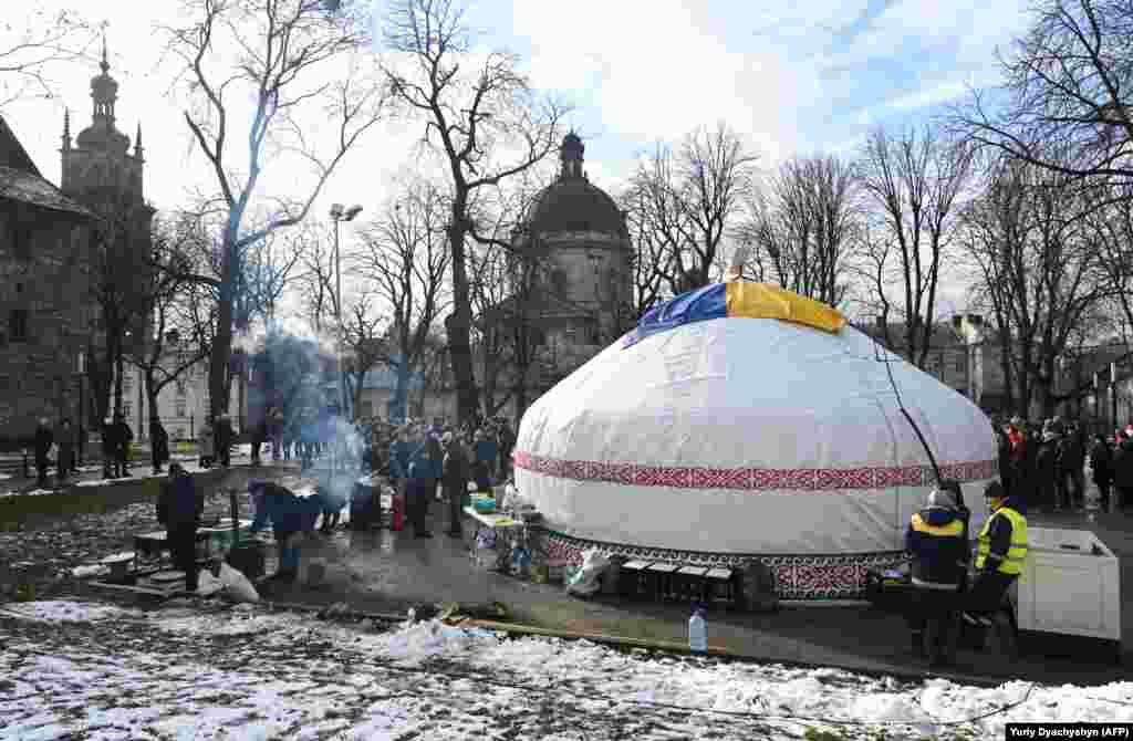 Казахська юрта у якості «пункту незламності», де можна зігрітися і поїсти гарячої їжіі. Львів, 1 лютого 2023 року Першу таку юрту встановили у Бучі під Києвом на початку січня. У прихистку пропонують їжу та тепле місце для спілкування місцевих жителів. Казахські волонтери, які стоять за ініціативою, пообіцяли звести більше таких юрт в інших містах України, щоб допомогти людям, які потерпають через обмеження електропостачання та подачі тепла, спричинені руйнівними обстрілами Росією української енергетичної інфраструктури.