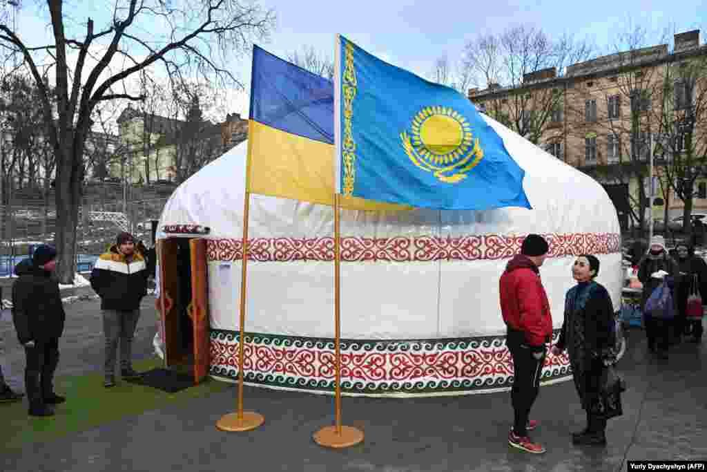Казахська юрта у Львові. Україна, 1 лютого 2023 року Казахстан, як союзник Росії, напряму не засудив російське вторгнення в Україну, але офіційна Астана кілька разів заявляла про підтримку територіальної цілісності України. 