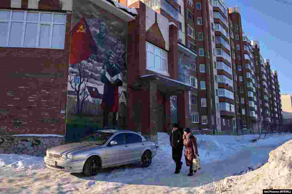 "Бабушка с советским флагом" 