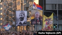 Fotografije ruskog predsednika Vladimira Putina i Dragoljuba Mihailovića, komandanta četničkih formacija tokom II svetskog rata, čiji su pripadnici počinili zločine, na skupu desničara protiv održavanja Europrajda. Beograd, 28. avgust 2022. 