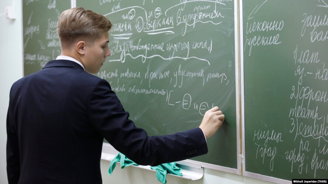 Ученик во время ответа у доски на уроке русского языка. Россия