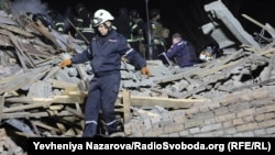 Рятувальники шукають людей під завалами, зруйнованої російською ракетою клініки. Фото архівне 
