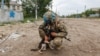 Військовослужбовець ЗСУ у звільненному Ізюмі. Чимало бійців ще з 24 лютого не мали відпусток