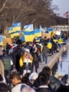 За даними української діаспори, в США можуть перебувати близько 200 тисяч воєнних мігрантів із України