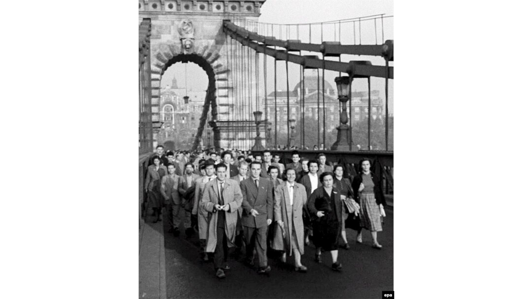 Будапешт, 23 жовтня 1956 року. Демонстранти перетинають міст, який з'єднує дві частини угорської столиці