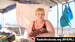 Продавщица говорит: цена на овощи хоть и высокая, но покупатели есть