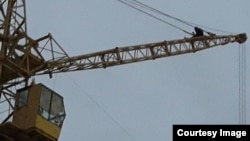 Рабочий нефтесервисного предприятия Oil Construction Company Мейрамбек Куантаев на строительном кране на месторождении Каламкас. Мангистауская область, 11 января 2016 года.
