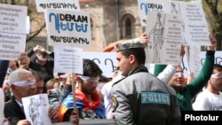 Հայաստան -- «Դեմ եմ» թիմի խորհրդանշական բողոքի ակցիան հասարակական դժգոհությունների պատճառ դարձած կենսաթոշակային բարեփոխումների դեմ, Երևան, 28-ը մարտի, 2014թ․