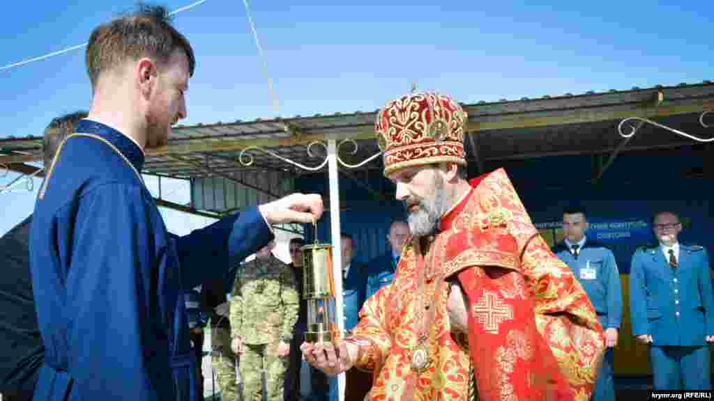 Также Владыке Клименту передали Благодатный огонь из Иерусалима. «Мы планируем доставить этот огонь в наш храм в Евпатории», – сказал он