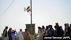 د نيمروز په زرنج سيمه کې افغان وګړي ايران ته د اوښتو لپاره انتظار کوي، انځور له ارشيفه