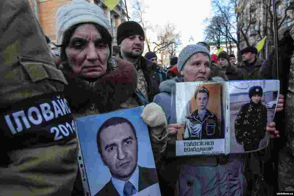У столиці відбулася повторна мирна акція «Покарати винних в найстрашніших трагедіях сучасної України, щоб уникнути нових масштабних втрат!» за участю представників ГО «Іловайське братство». Учасники заходу, зокрема, вимагали передачі матеріалів розслідування трагедії під Іловайськом, що сталася під час проведення АТО на сході України, до суду. Київ, 1 лютого 2016 року