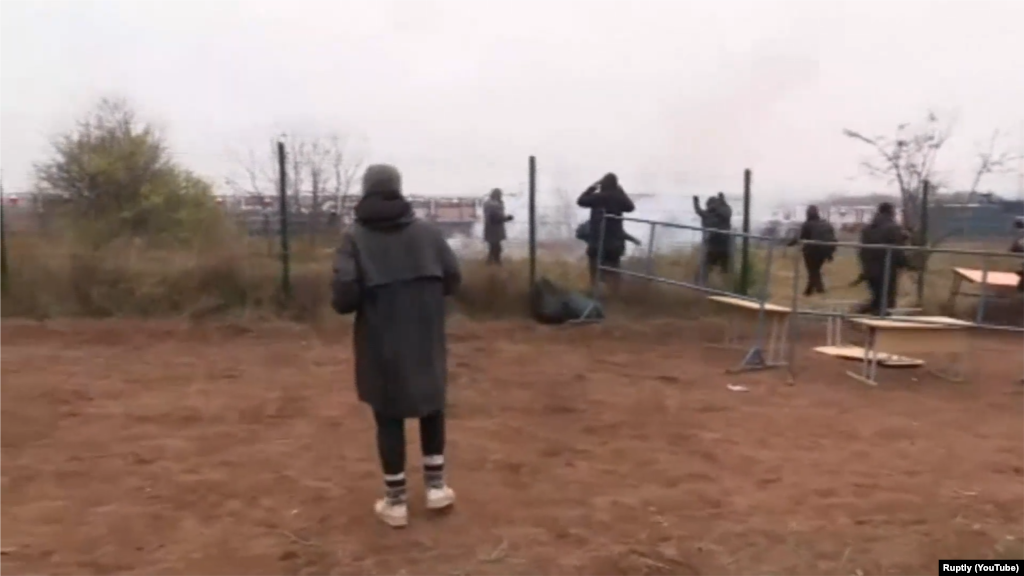 Hiljade ljudi, uglavnom s Bliskog istoka, borave u improviziranim kampovima u teškim uvjetima, pokušavajući ilegalno ući u EU. (na fotografiji: migranti pokušavaju da probiju granicu sa Poljskom, 16. novembar)