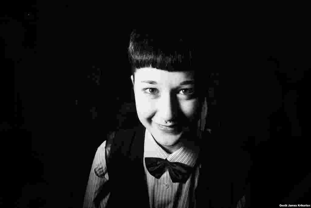 Аника Джориадзе на концерте в Basement Bar. Хотя панк-исполнители выступают в небольших помещениях, публики много, включая подростков как Джориадзе. 