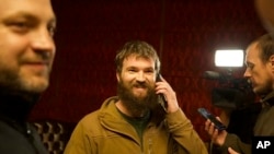 На фото - офіцер «Азову» Святослав Паламар, якого звільнили в результаті обміну полоненими між Росією та Україною 21 вересня 2022 року