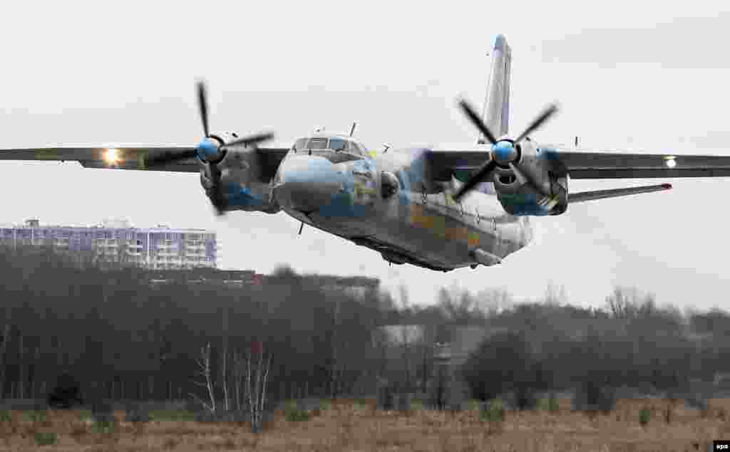 Модернізований літак АН-26 «Везунчик» у повітрі після церемонії передачі ЗСУ. 17 березня 2016 року