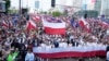 Польскія і эўрапейскія сьцягі на маршы ў падтрымку Тшаскоўскага