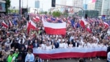 Польскія і эўрапейскія сьцягі на маршы ў падтрымку Тшаскоўскага
