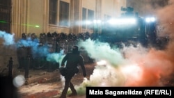 Policija je upotrebila suzavac da razbije skupove 29. novembra 2024.