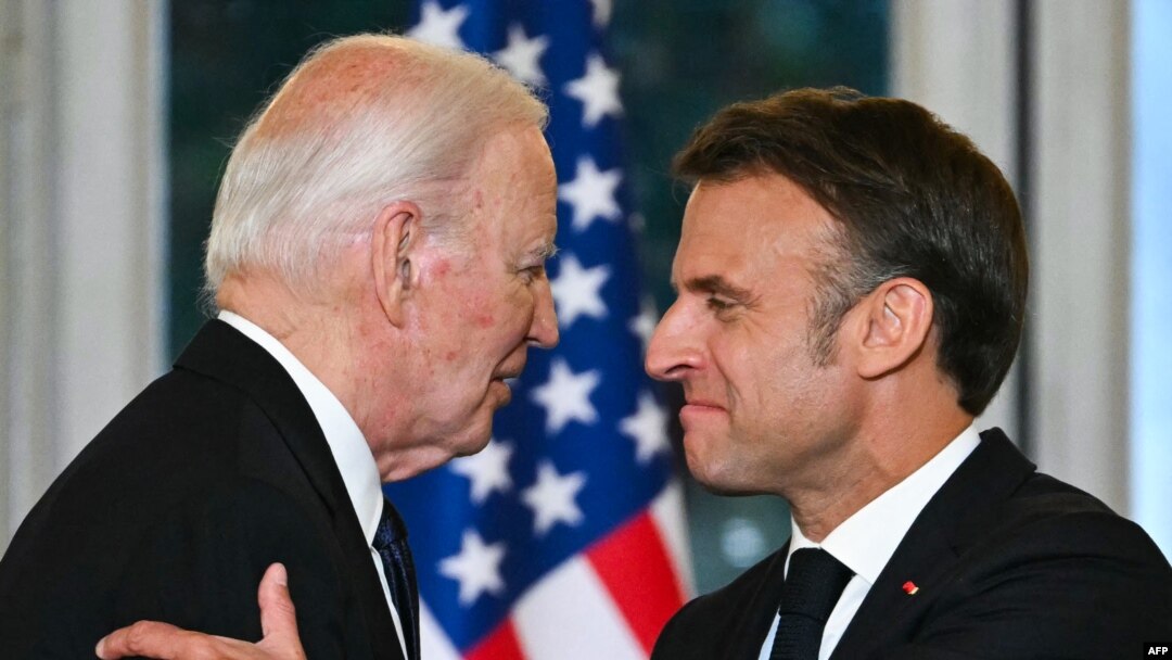Predsednik Sjedinjenih Američkih Država Džozef Bajden sa francuskim predsednikom Emanuelom Makronom u Parizu, 8. juna 2024. 