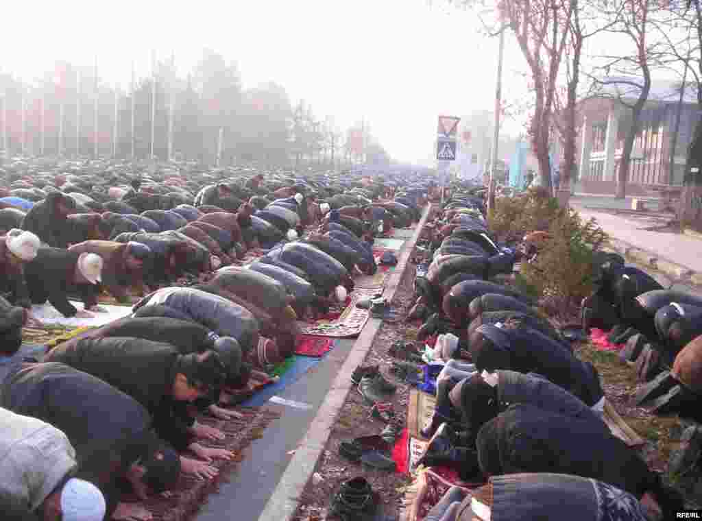 Намаз учуру - Kyrgyzstan -- On Kyrgyz Muslims' Kurman Ait (Eid al-Adkha) Mass Prayer at the Square, Bishkek, 08dec08