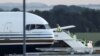Članovi posade se ukrcavaju u avion za koji su britanski mediji javili da je prvi kojim je trebalo da budu prevezeni migranti u Ruandu, baza u Wiltshireu, Velika Britanija, 14. juna 2022.