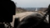 Погляд з блокпосту на дорогу, яка веде до розв&rsquo;язки на Ясинувату (контрольовану проросійськими бойовиками). Будівлі і труба ліворуч &ndash; це Донецька фільтраційна станція