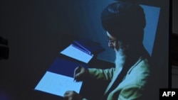 د حزب اسلامي مشر ګلبدین حکمتیار د سولې هوکړه لیک لاسلیکوي