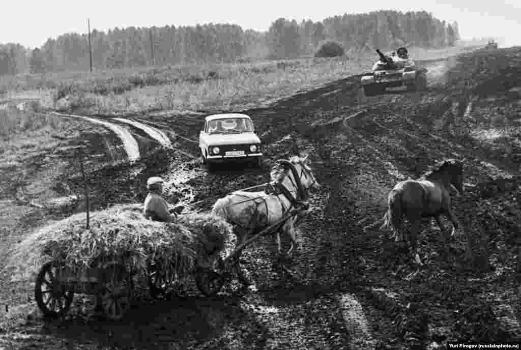 Российские перекрестки в 1991 году. Когда фотография появилась в российских социальных сетях, один из комментаторов заметил: «Не хватает только медведя»