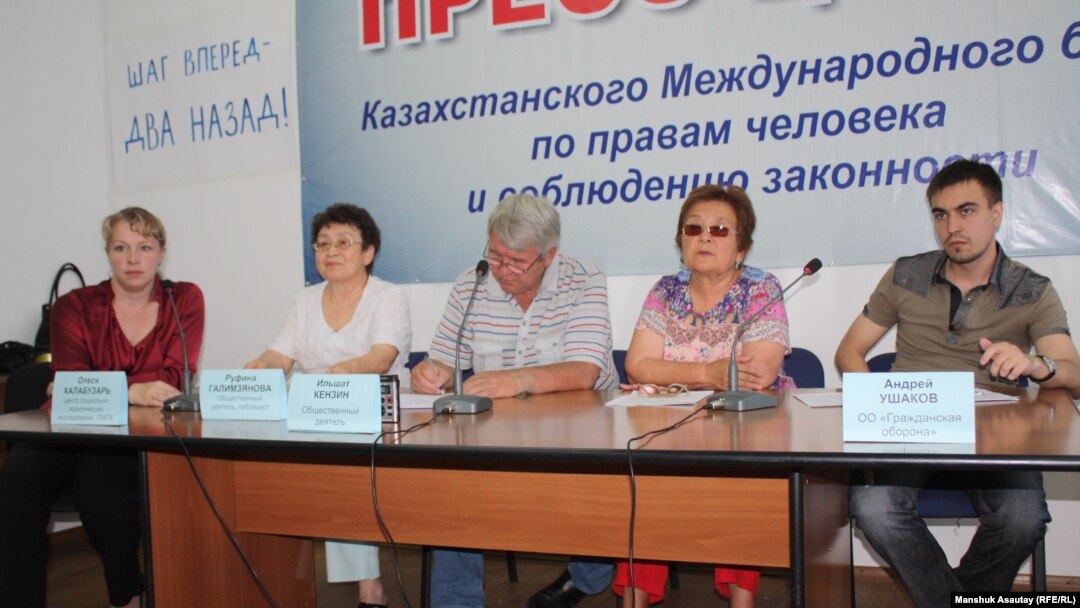 Активисты, представившие свой проект «20 шагов» по реформированию судебно-правовой системы. Алматы, 2 июня 2015 года.