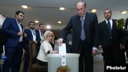 Armenia - Former President Levon Ter-Petrosian casts a ballot in parliamentary elections, Yerevan, April 2, 2017
