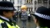 Demonstranti ispred Vrhovnog suda nakon što je donesena odluka o Johnosnovoj suspenziji Parlamenta