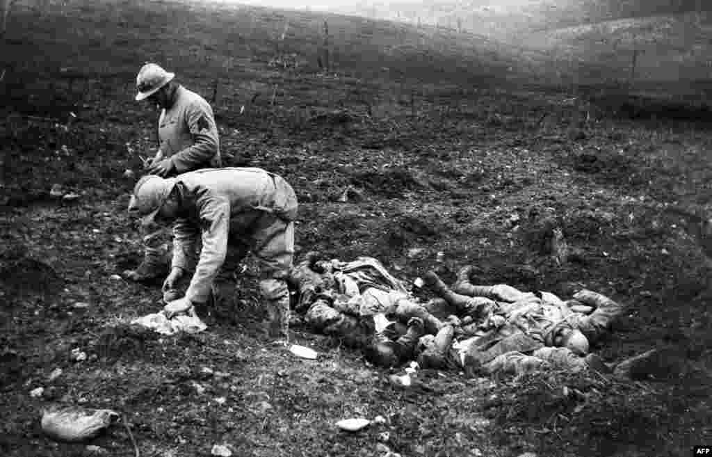 Fransuz esgerleri Werdun söweşinde ölen ýoldaşlarynyň jesetlerini toplaýarlar, Fransiýa, 1-nji oktýabr, 1917.
