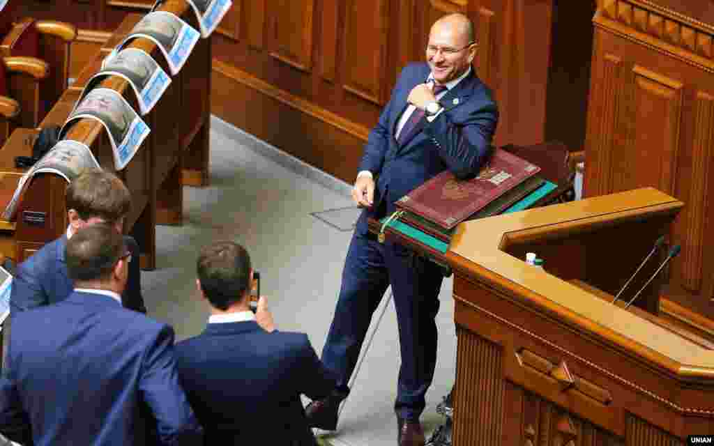 Народний депутат Євгеній Шевченко (фракція «Слуга народу») і Конституція України. Перший день засідання Верховної Ради 9-го скликання. Київ, 29 серпня 2019 року