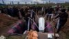 Zajednička sahrana Danyla Nikitskog (15) i Aline Kutsenko (15) u Krivom Rogu, Ukrajina, 7. aprila. Devetoro djece poginulo je 4. aprila u ruskom raketnom napadu na igralište.