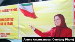یکی از اتوبوس‌های مورد استفاده برای حمل و نقل شرکت‌کنندگان در میتینگ سیاسی