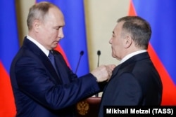 Президент России Владимир Путин и предприниматель Аркадий Ротенберг, получивший звание Героя труда РФ "за особые трудовые заслуги в строительстве Крымского моста"