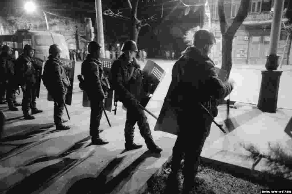 Радянські солдати перекрили вулиці Баку в ніч на 19 січня 1990 року. Москва оголосила надзвичайний стан та застосувала війська після придушення спалаху етнічного насильства між вірменами та азербайджанцями. Радянська влада використала напруженість ситуації як привід для придушення зростаючого націоналістичного руху та підтримки Народного фронту Азербайджану, який виступав за незалежність.