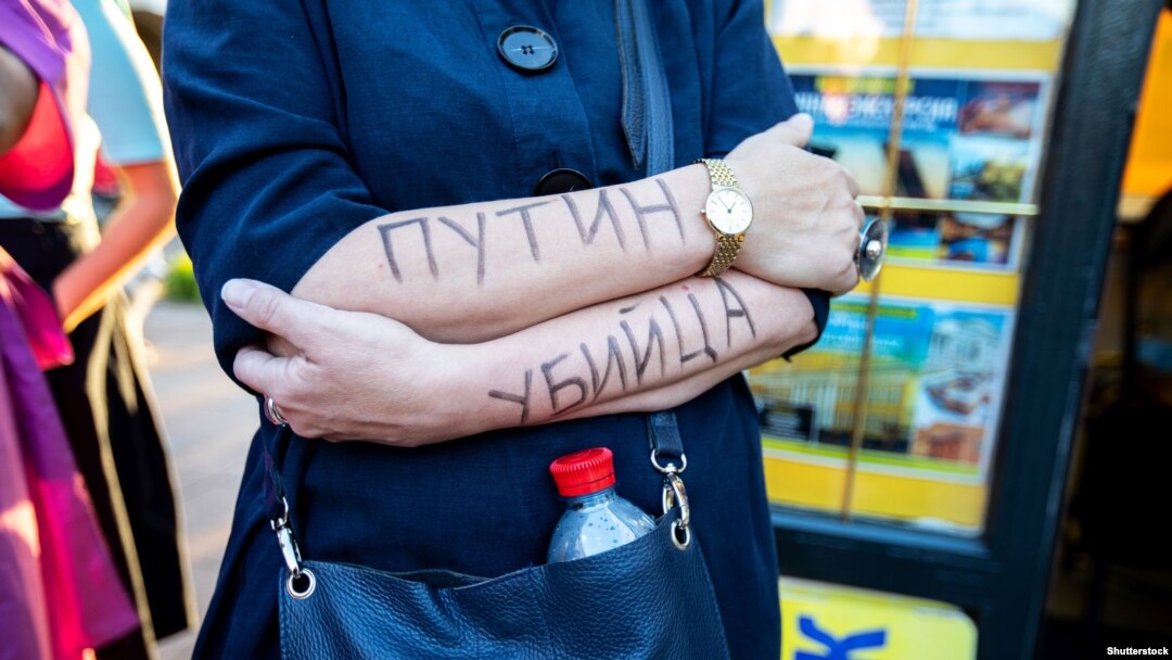 Одна із жінок під час низки одиночних пікетів в російському Петербурзі, коли влада Росії ще не погоджувалася на вивезення російського опозиціонера Олексія Навального за кордон на лікування після отруєння. Петербург, 21 серпня 2020 року