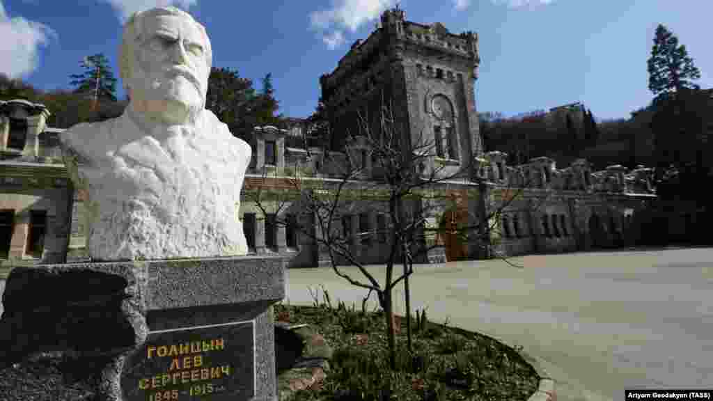 Пам'ятник князю Голіцину біля старого корпусу заводу. Фото: 2015 рік